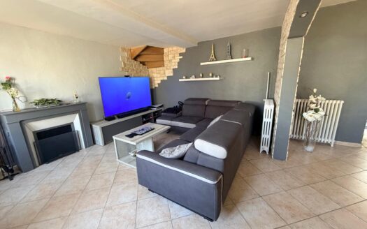 IM8128 MAISON DE PAYS BORD DE RIVIERE